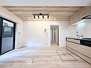 ここはみんなが集い、食事と楽しい会話が始まる場所。話に夢中になりすぎて、ついつい時を忘れ、夜半過ぎになってしまう。そんな束の間の幸せを感じさせてくれます。
