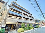 【浴室】《一日の疲れを落としてくれる場所は、落ち着く場所でなければならない》　高級感溢れるカラーと大きさ・柔らかな曲線で構成された半身浴も楽しめるバスタブが心地よさをもたらします。
