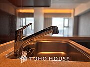 キッチンは家族の絆を育む大切な空間。シンプルで使い易いシステムキッチンで愉しく作る料理は愛情のある美味しいご馳走に。家族で使えるダイニングキッチンです。