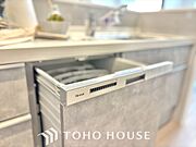 キッチンは家族の絆を育む大切な空間。シンプルで使い易いシステムキッチンで愉しく作る料理は愛情のある美味しいご馳走に。家族で使えるダイニングキッチンです。