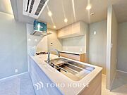 キッチンは家族の絆を育む大切な空間。シンプルで使い易いシステムキッチンで愉しく作る料理は愛情のある美味しいご馳走に。家族で使えるダイニングキッチンです。