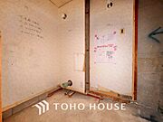 気持ちの良い朝をつくりだし、夕方には笑顔を取り戻させてくれるミラー。パウダールームはいつでも本来の自分を取り戻せる空間。明るく仕上げてあります。