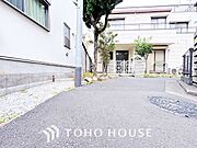 ◆サンサンと◆差し込む太陽の光がこのリビングに笑いをもたらす。ソファの上のクッションがポカポカした暖気にぬくぬくと微睡んでいる。