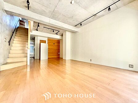 ◆リビング◆たくさんの窓から注ぐ太陽の光。時間の経過とともに光と影のコントラストがこの空間のムードを変え、部屋に変化と温もりをもたらしてくれる。