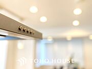 【KITCHEN】◆開放的◆後片付けが楽なシステムキッチン。収納スペースの充実！