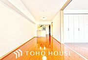 ここはみんなが集い、食事と楽しい会話が始まる場所。話に夢中になりすぎて、ついつい時を忘れ、夜半過ぎになってしまう。そんな束の間の幸せを感じさせてくれます。