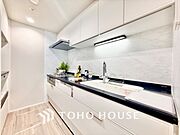 ◆キッチン◆美しく使いやすいキッチンは油汚れが簡単に拭き取れる素材で加工されており、浄水器シャワーから流す水の音を軽減する静かなシンクを採用。見えないところにさり気ない配慮が嬉しいですね