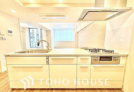 ◆愛育◆キッチンは家族の絆を育む大切な空間。シンプルで使い易いSystemKitchenで愉しく作る料理は愛情のある美味しいご馳走に。家族で使える広々としたダイニングキッチンです。