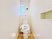 【Toilet】トイレも全て新品に交換されており、清々しく新生活を始めることができます。白基調の清潔感のある空間に生まれ変わりました。
