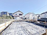 空間が開けた道路に面する住宅には、穏やかで暖かみのある温もり感じる住宅地を醸し出す。
