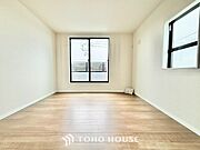 【季節外れのホームホリディ】喧噪から離れ広々したリビングでゆったりと過ごす。そんな寛いだ休日もあっていい。だって『何もしない時を楽しむ』そんな贅沢な時間を愛する家族と堪能できるのだから。