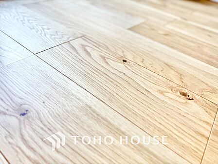 ◆リビング◆そこには目を輝かせ笑顔で見つめてくれる君がいて、「おかえり」の言葉がこだまする。何気ない日々の挨拶は僕にとっては幸せで、同時に君の瞳にも恋している。