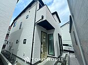 ゆったりとした幅の窓からこの空間に降り注ぐ採光が絶えない。