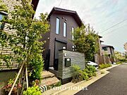 【木漏れ日】の様な採光が優しく足元を照らし、心地いい暮らしの道しるべを写し出す。この空間で過ごす家族との語らいの時間がとても素敵で幸せを感じるかもしれない。