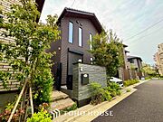 【季節外れのホームホリディ】喧噪から離れ広々したリビングでゆったりと過ごす。そんな寛いだ休日もあっていい。だって『何もしない時を楽しむ』そんな贅沢な時間を愛する家族と堪能できるのだから。