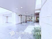 【ENTRANCE】◆家族◆家で家族と過ごす時間は限られている。帰りを待つ家族の元へと急ぐときの弾む思い。そんな思いを引き立てる邸宅。