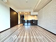 ◆サンサンと◆差し込む太陽の光がこのリビングに笑いをもたらす。ソファの上のクッションがポカポカした暖気にぬくぬくと微睡んでいる。
