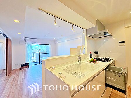◆愛育◆キッチンは家族の絆を育む大切な空間。シンプルで使い易いSystemKitchenで愉しく作る料理は愛情のある美味しいご馳走に。家族で使える広々としたダイニングキッチンです。