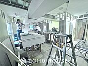 【改装中】叶えたかったのは落ち着きのあるナチュラルな風合い、そして開放感があるリビング。優雅な気分に浸れる幸せな時間を家族が自然と集まりたくなるこの空間で。