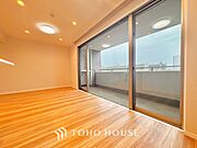 ここはみんなが集い、食事と楽しい会話が始まる場所。話に夢中になりすぎて、ついつい時を忘れ、夜半過ぎになってしまう。そんな束の間の幸せを感じさせてくれます。