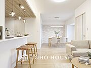 【LIVING】※この画像の家具の配置には、生成AIによる加工を施しております。なお、家具や調度品は、販売価格に含まれません。