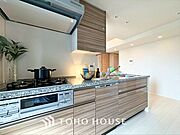 【KITCHEN】◆ワクワク◆開放的で機能性も高いシステムキッチン。お子様は毎日のご飯にワクワク！