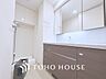 洗面：【WASHROOM】◆快適◆煌びやかな暮らしの中にも忘れたくない快適さ。大きな収納が助けてくれます。