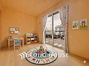 ※生成AIによるイメージです。家具・小物は販売価格に含まれません。【PRIVATE ROOM】◆属毛離裏◆子は父を手本とし、母に愛育されて成長する。家族の深い繋がり。いつまでも大切にしたい。