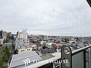【By the window】◆窓辺◆窓を開けベランダに出ると当所なく広がる街と空のスクリーン。風が凪ぎ一時停止する目の前の画面