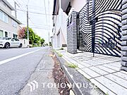◆木漏れ日◆の様な採光が優しく足元を照らし、心地いい暮らしの道しるべを写し出す。この空間で過ごす家族との語らいの時間がとても素敵で幸せを感じるかもしれない。