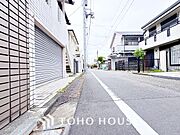 ◆木漏れ日◆の様な採光が優しく足元を照らし、心地いい暮らしの道しるべを写し出す。この空間で過ごす家族との語らいの時間がとても素敵で幸せを感じるかもしれない。