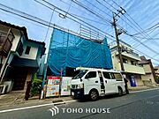 【リビングルーム】天井に埋められた連続する眩い光－ダウンライト。それはまるでフライト航路のアプローチライトのように優美でロマン溢れるポジショニング。