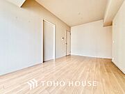 大きなリビングは、高級感漂う設えとゆとりある広さで安心をもたらす特別な場所。暮らしの中心にふさわしい空間です。