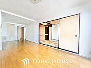 【LIVING】◆眩い◆光が燦々と入り、家族の笑顔を照らす。「いつまでも続いて」と願う夢のような毎日がここにある。