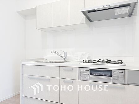 【KITCHEN】◆開放的◆後片付けが楽なシステムキッチン。収納スペースの充実！