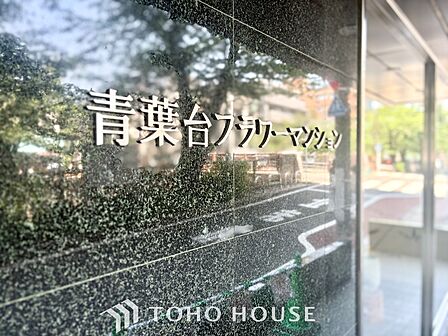 街に溶け合う美しい景観を生みだしているにも関わらず、採光や風通しを考えて設計された間取り。近隣との視線を考え、街全体で調整される窓位置。外観だけでなく、そこに住まうご家族の心地よさを最優先しました。
