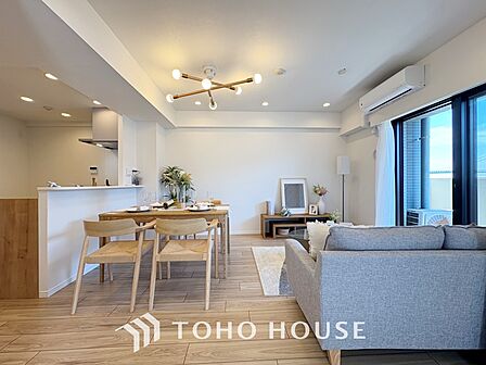 【Kitchen】美しく使いやすいキッチンは油汚れが簡単に拭き取れる素材で加工されており、浄水器シャワーから流す水の音を軽減する静かなシンクを採用。見えないところにさり気ない配慮が嬉しい