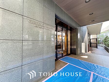 【House of the Sun】太陽の温かな光がお家全体を照らす。そこには目を輝かせ笑顔で見つめてくれる君がいて、「ただいま」の言葉がこだまする。そんな君の瞳に恋している。
