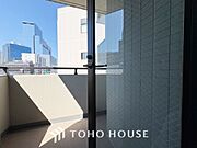 ◆青空テラス◆ベランダから望む紺碧の空からそよ風、そして目に映るのはグリーン広がる風光明媚な世界。それは清々しい自然の薫りを肌で感じる幸せな空間。