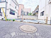 ◆居心地のいい暮らし◆には欠かせない眩い採光。ゆったりとした幅の窓からこの空間に降り注ぐ採光が絶えない。明るいリビングこそ居心地のいい暮らしが待っているのだと思う。
