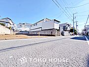 ◆木漏れ日◆の様な採光が優しく足元を照らし、心地いい暮らしの道しるべを写し出す。この空間で過ごす家族との語らいの時間がとても素敵で幸せを感じるかもしれない。