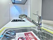 キッチンは家族の絆を育む大切な空間。シンプルで使い易いシステムキッチンで愉しく作る料理は愛情のある美味しいご馳走に。家族で使えるダイニングキッチンです。