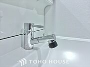 気持ちの良い朝をつくりだし、夕方には笑顔を取り戻させてくれるミラー。パウダールームはいつでも本来の自分を取り戻せる空間。明るく仕上げてあります。