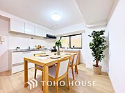 叶えたかったのは落ち着きのあるナチュラルな風合い、そして開放感があるリビング。優雅な気分に浸れる幸せな時間を家族が自然と集まりたくなるこの空間で。