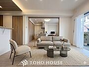 【LIVING】◆扉を◆開くとこの景色。家族の”おかえり”の声が聞こえてきそう。※生成AIによるイメージです。家具・小物は販売価格に含まれません。