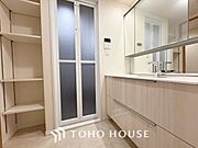 【Wash basin】十分な大きさの洗面台は収納もさる事ながら、身だしなみチェックや歯磨きなど、朝の慌ただしい時間でもホテルライクなスペースで余裕とゆとりを感じて頂けます。