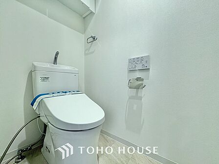 清潔感あるホワイト調のクロスと温もり溢れるモダンカラーの床材が見事に調和した本邸宅は、毎日の生活を少しでも快適に過ごして頂ける様に落ち着いた雰囲気作りから行っています。