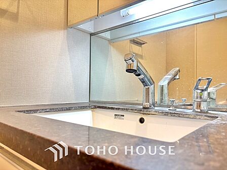 気持ちの良い朝をつくりだし、夕方には笑顔を取り戻させてくれるミラー。パウダールームはいつでも本来の自分を取り戻せる空間。明るく仕上げてあります。