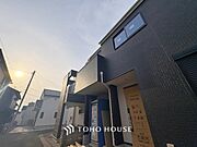 【バルコニー】たっぷりの陽光が差し込む、心地よいバルコニースペース