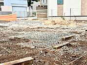 【感性を解き放つ場所】心地よい風が吹き抜け、緑の香りが鼻をくすぐる。自分らしく、自由な時間が流れる家。移ろう四季をインテリアの一部にしながら、心ゆくまで「住まう喜び」を堪能する。